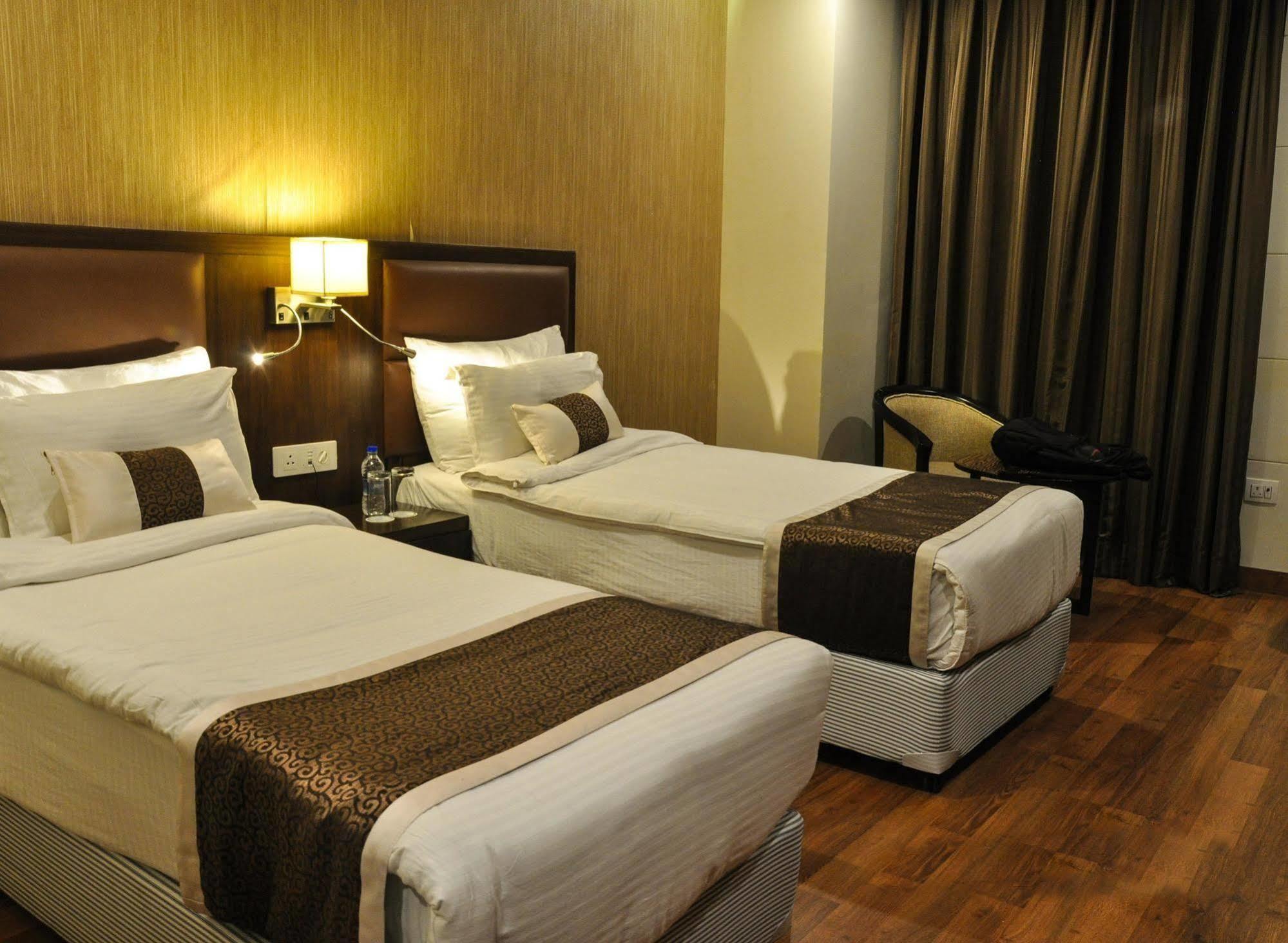 Hotel Casaya Inn Chinhat Exterior photo